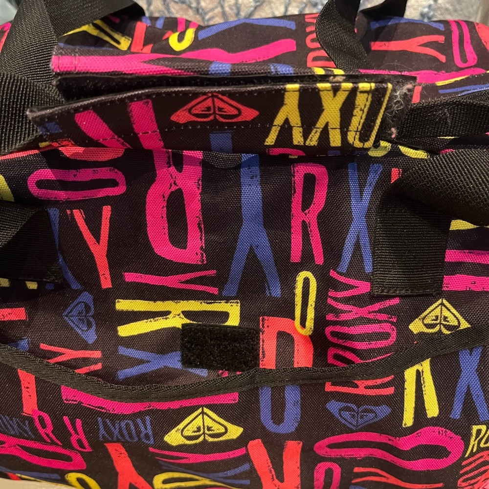 Brand New!!  Roxy Logo Duffel Bag - Picture 3 of 9